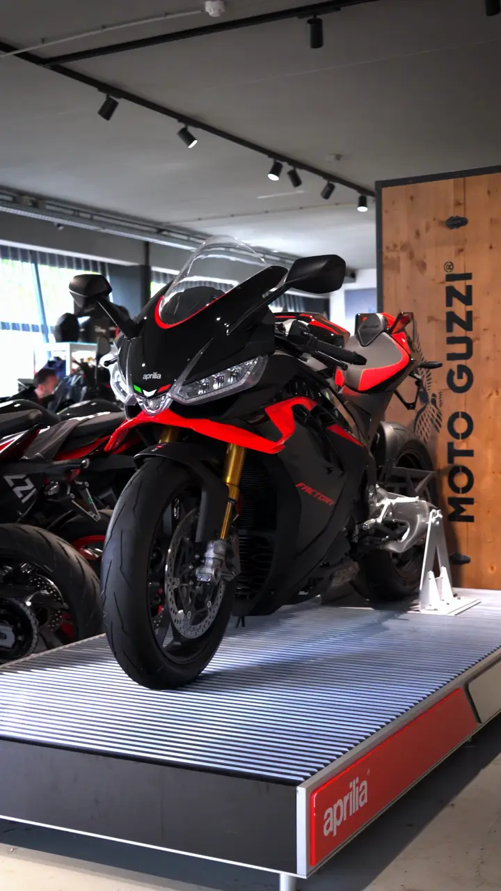 Aprilia RS660 in de showroom van Leertouwer