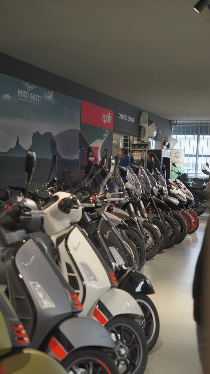 Leertouwer – showroom scooters